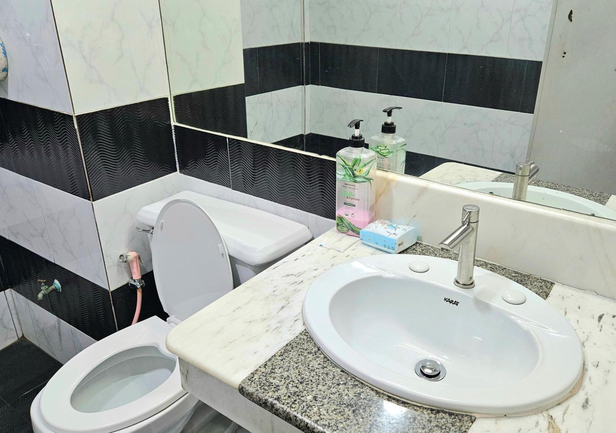 A House Boutique Guesthouse Бангкок Экстерьер фото